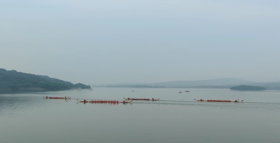 一家亲和县香泉湖龙舟邀请赛龙舟赛,和县7支乡镇代表队和来自江苏