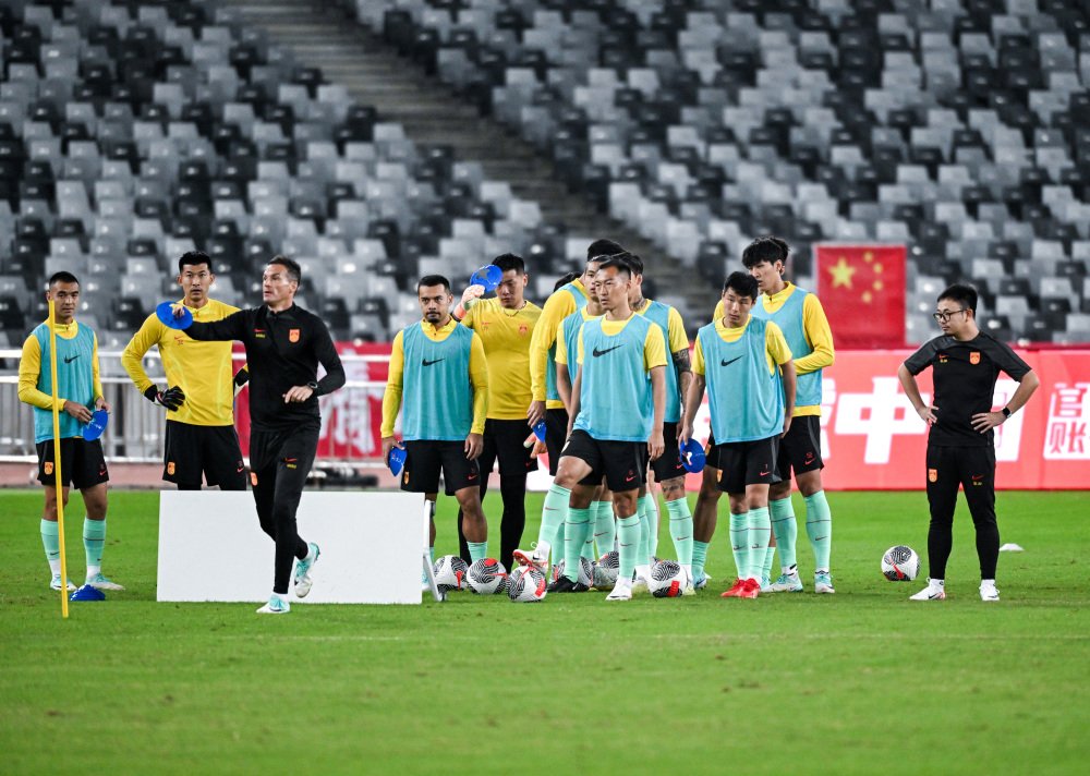 足球世预赛中国队进行赛前训练2