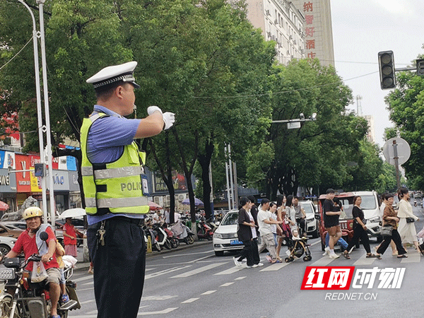 道縣交警變焦警烈日堅守崗位護民安