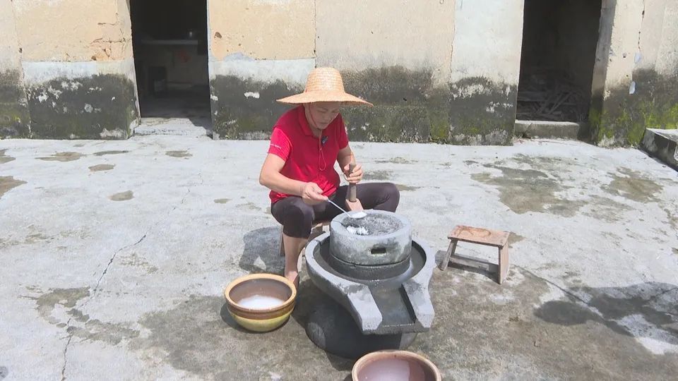 陈海珠跟记者说到,制作年糕的工序非常复杂,捶姜汁只是第一步,后续还