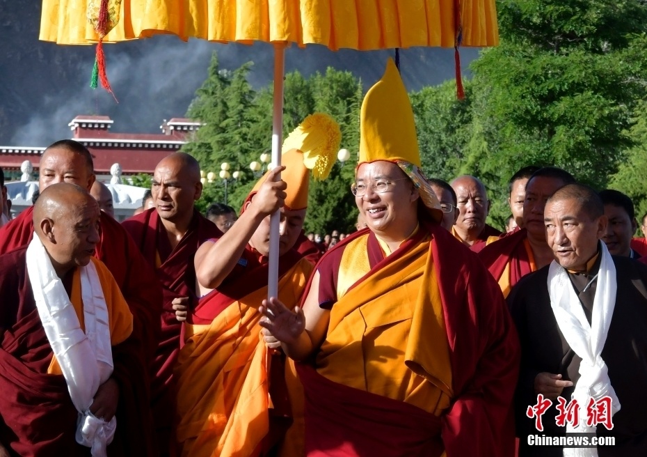 班禅在西藏佛学院为僧尼举行灌顶仪式