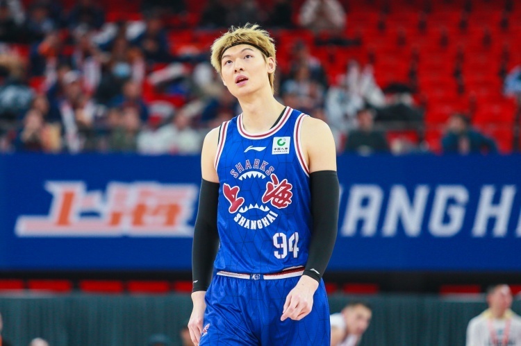 王哲林面对老东家福建仅出战不到5分钟 5中4拿到9分3板