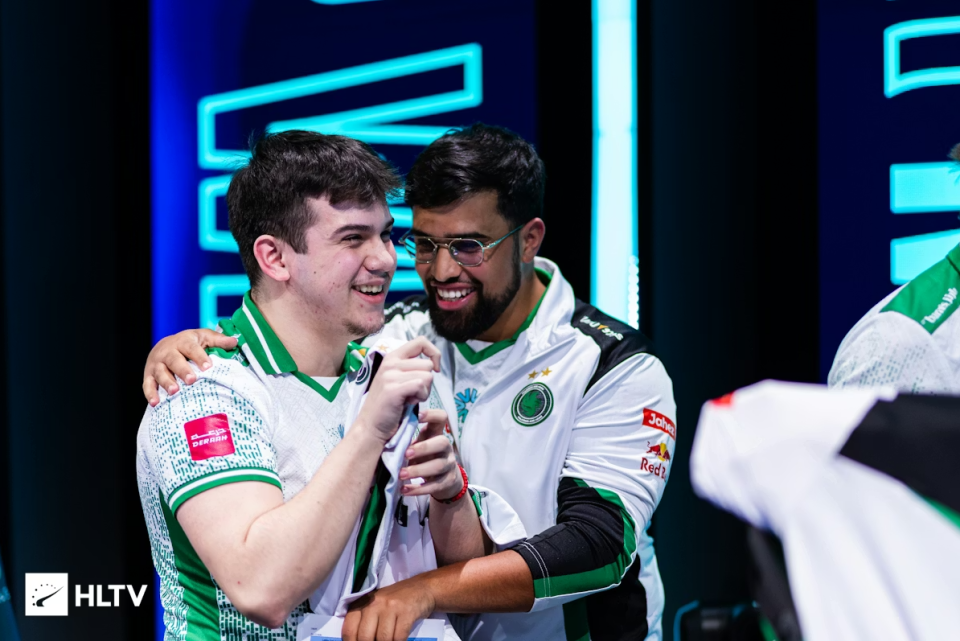 CSGO：小孩全程carry送猎鹰晋级四强！今晚大黄蜂、绿龙登场_腾讯新闻