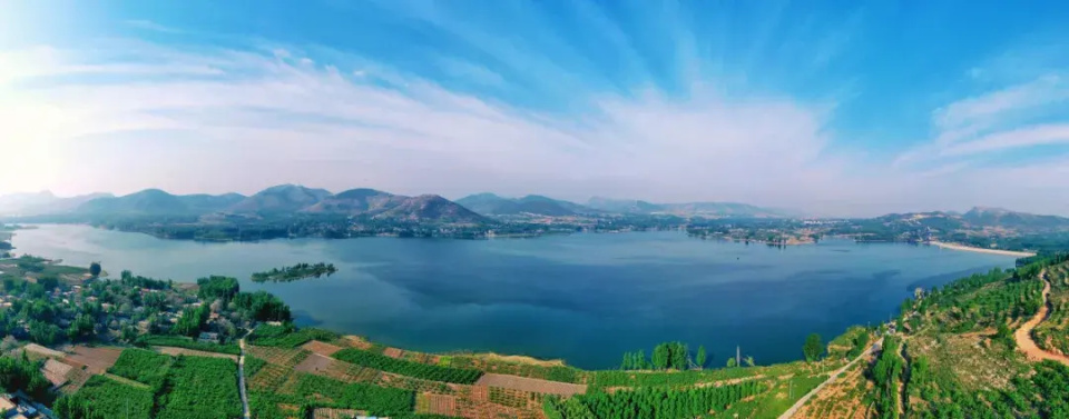 万紫千红景区"胜日寻芳泗水滨,无边光景一时新.