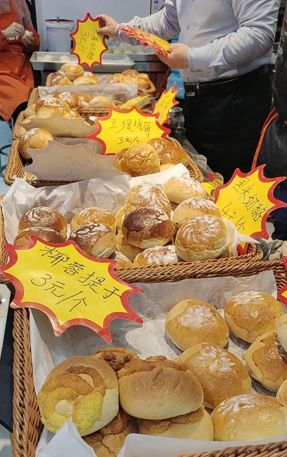 当年青人涌入 2 元面包店：极致低价背后，能赚到钱吗？- 两块钱一个的面包还有奶油