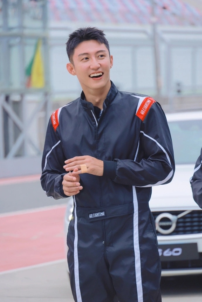 被曝与黄景瑜感情甜蜜稳定,迪丽热巴疑澄清:我注定是一个人_腾讯新闻