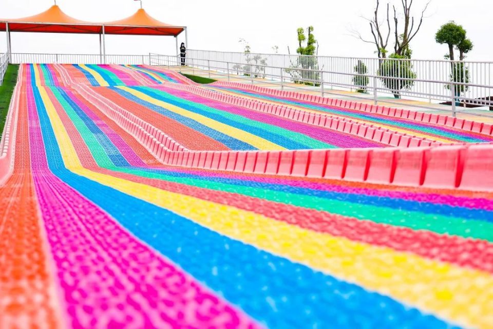 欣赏完水天一色的美景,最后就来童梦乐园里一望无际的草地上寻找童真