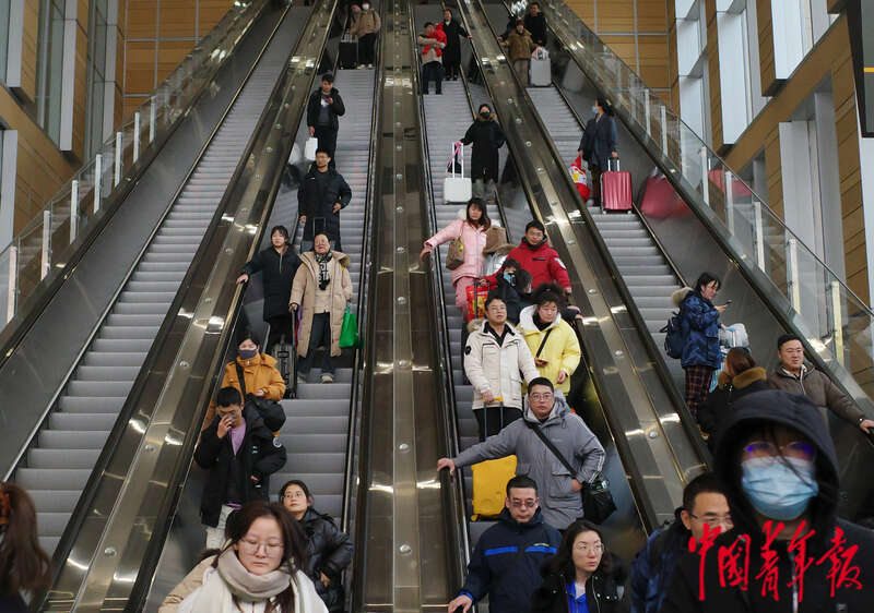 2月19日,农历正月初十,北京丰台站,旅客乘坐电梯出站.