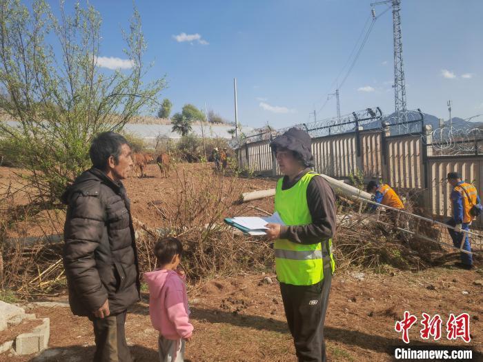 丽香铁路上精通四种民族语言的“翻译官”_腾讯新闻