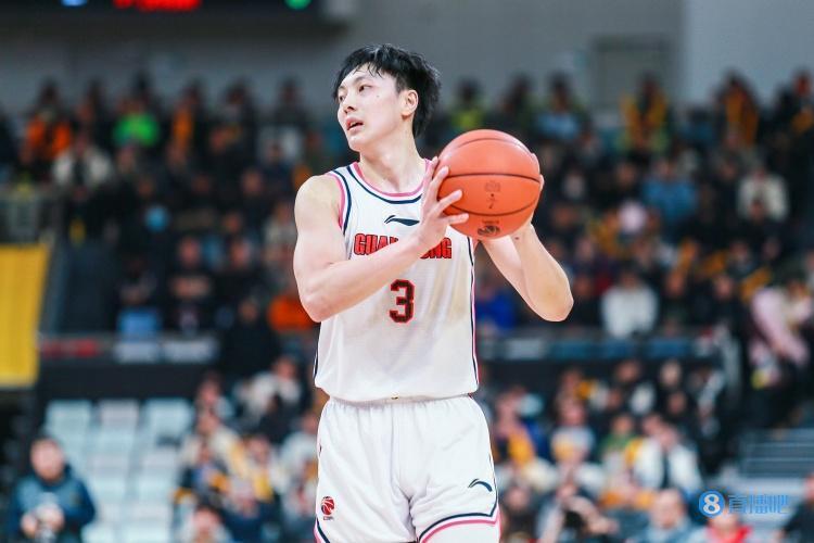 差异明显福建全队半场仅2次失误广东有10次8人出现失误