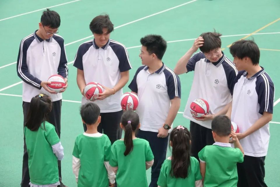 小手牵大手,向明学子迎来"萌娃加油团"