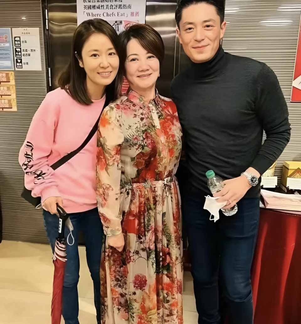 霍建华带林心如参加聚餐,和李凯馨合影太亲密,被网友指责不避嫌_腾讯