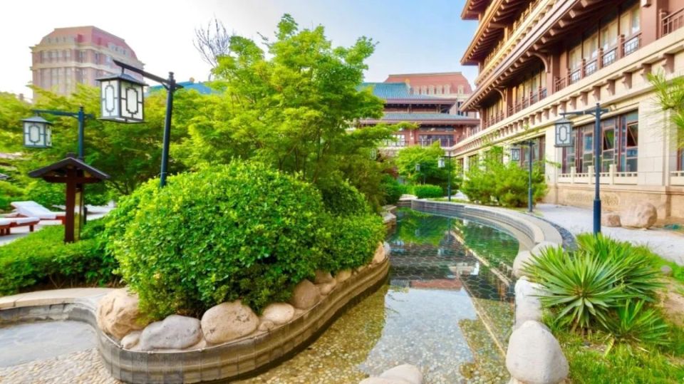 7000平米中庭园林景观,千悦池,四季极乐汤让您感受不一样的原汤温泉