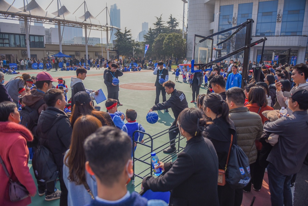 武汉篮梦青春篮球赛事启动:2800余个家庭参赛,涵盖u6