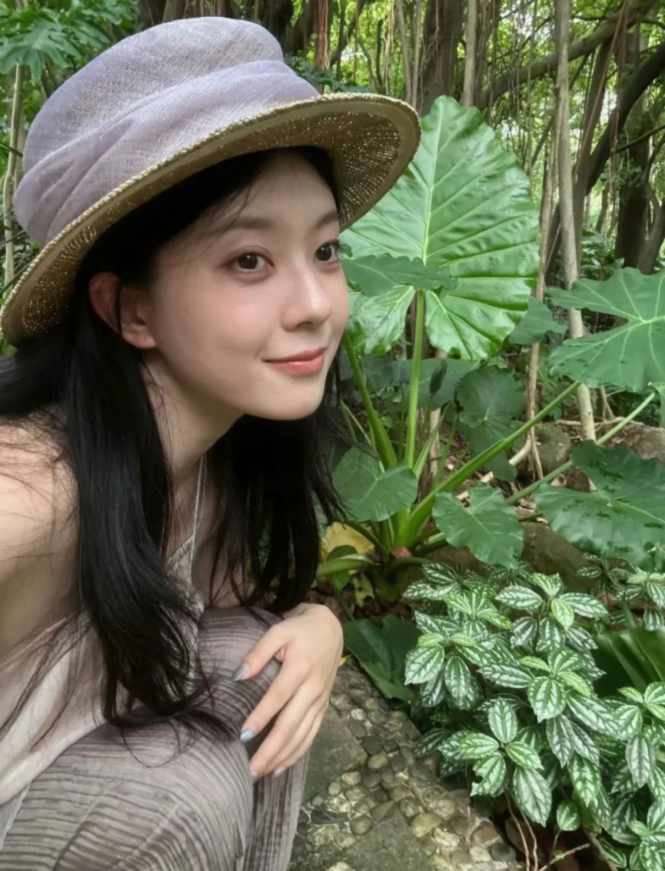 果汁女孩比起森系麻豆多了一些共有的面部特征,比如整体线条柔和,脸上