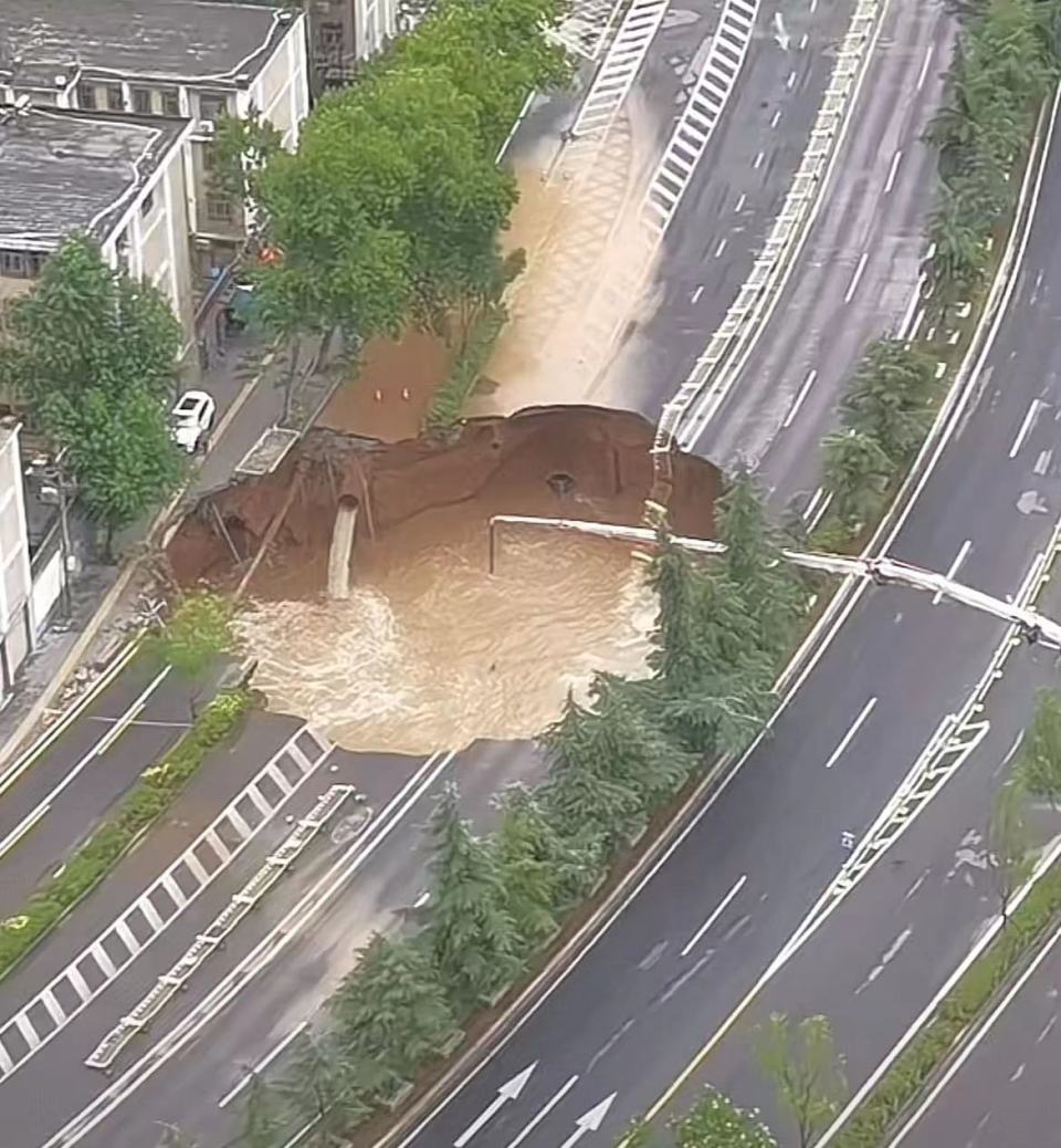 灞桥区路面塌陷图片