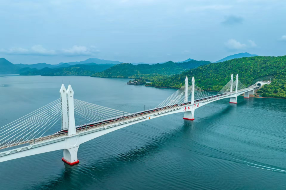 书法家汪钟鸣留墨"三站一桥",为最美高铁线添彩