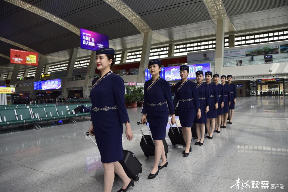 专门为青藏铁路西格段复兴号动车组打造的制服,整体色彩以"深藏青"为