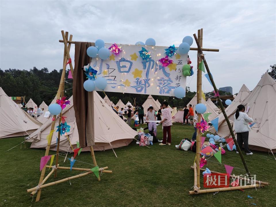 搭帐篷,围栅栏,还有篝火晚会,这所小学把童年该有的样子"还给"学生