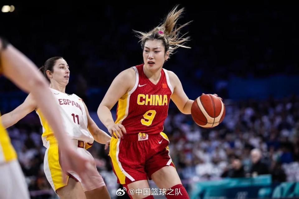 西班牙女篮后场核心罗德里格斯没有丝毫犹豫,顶着中国女篮队长杨廖