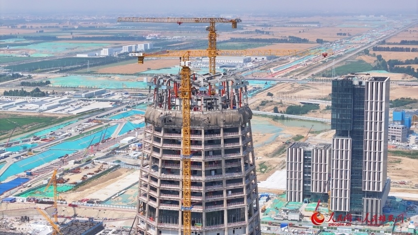 央企雄安总部建设新进展 中国中化大厦项目塔冠完成安装_腾讯新闻