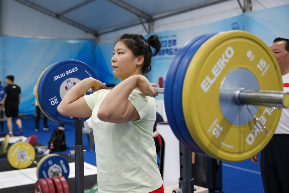 5月5日,曾田甜在赛前训练.