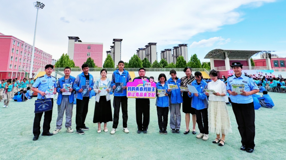6月3日,阿克苏市公安局刑事侦查大队禁毒队民警走进第三高级中学,为