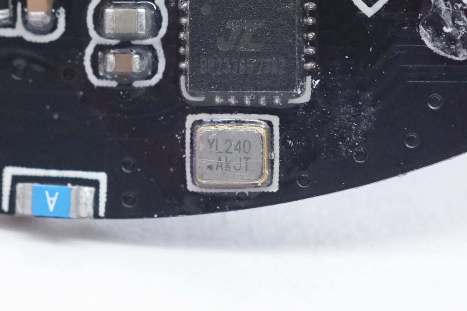 螺丝用于固定导光板.暴力拆解取下