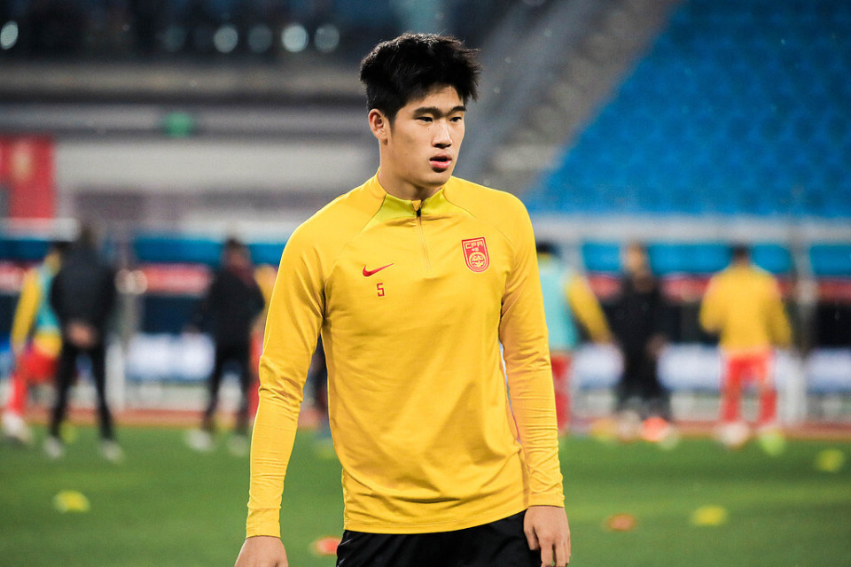 2次失误致亚泰被绝平！20岁红星疑遭名宿炮轰：私生活不检点+去夜店