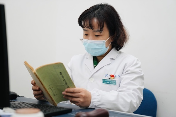 在实战中学习,学习为了实战,看,三位社区大夫的新春书单_腾讯新闻