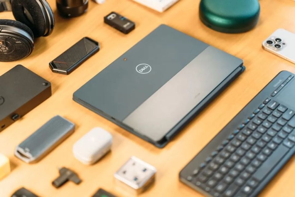 是的,相比起surface pro,在专业领域深耕多年的戴尔latitude有更多