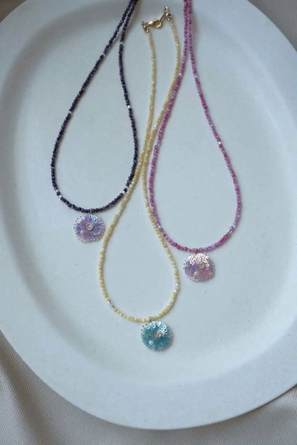 哇哇子是一个原创手作品牌,风格上是迷幻的未来主义.