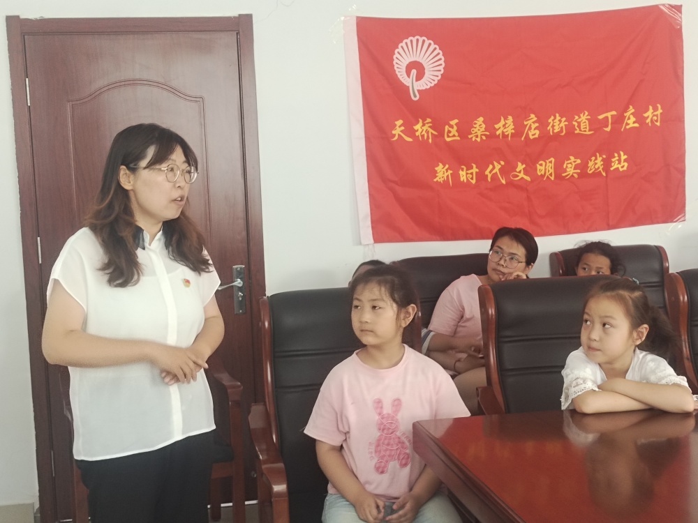 天桥区刘庙小学德育主任张莹雪为村里20多名少年儿童进行暑期阅读指导