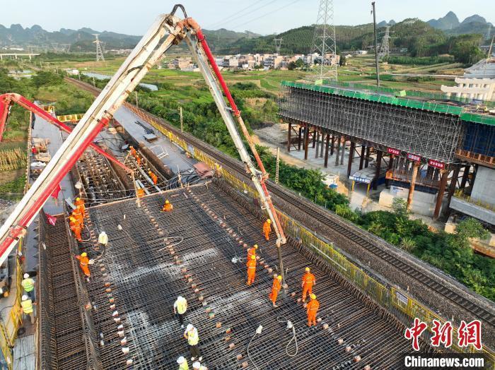 河荔高速上跨黔桂铁路桥首段现浇梁成功浇筑