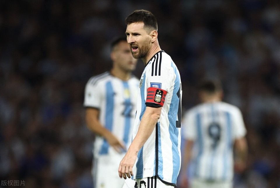 梅西锁喉连黄牌都没有国外球迷梅西是fifa的宠物给裁判发工资