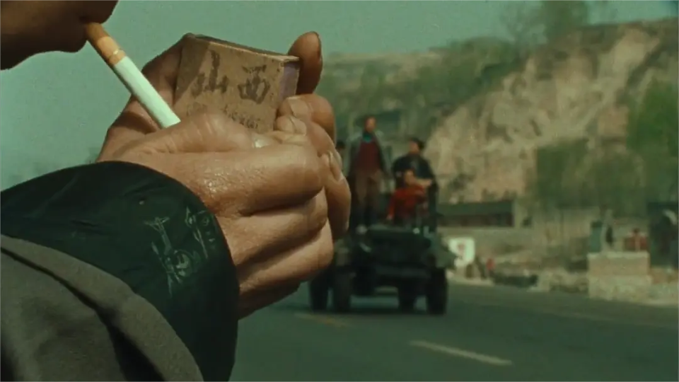 陈华宁之前活得很简单,他爸脑溢血刚恢复,丧失了劳动能力,他妈穷了大