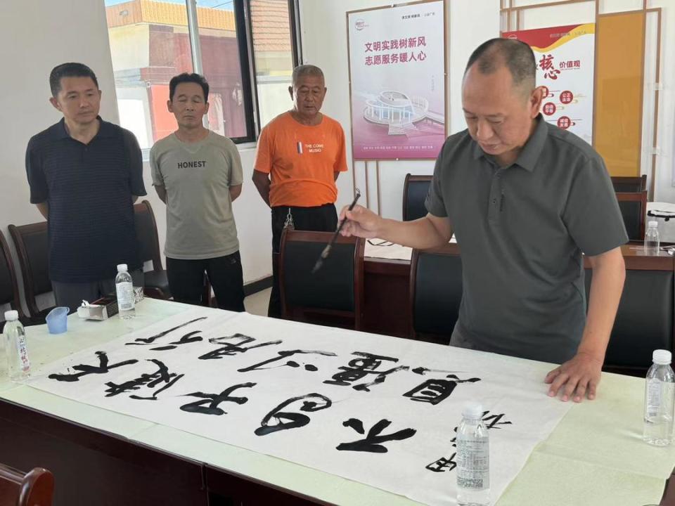 烟台市融媒体中心副主任吕天琪,蓝基数字科技有限公司总经理姜林以及