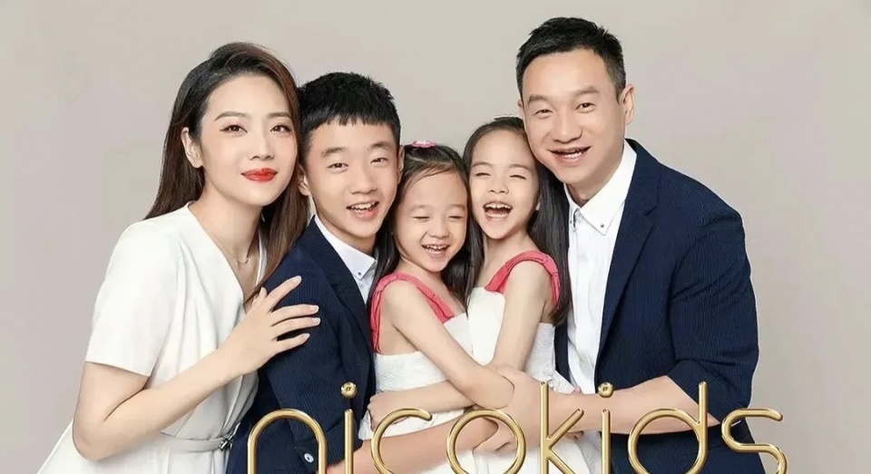奥运冠军杨威引争议:让双胞胎女儿在家上学,老婆杨云当班主任