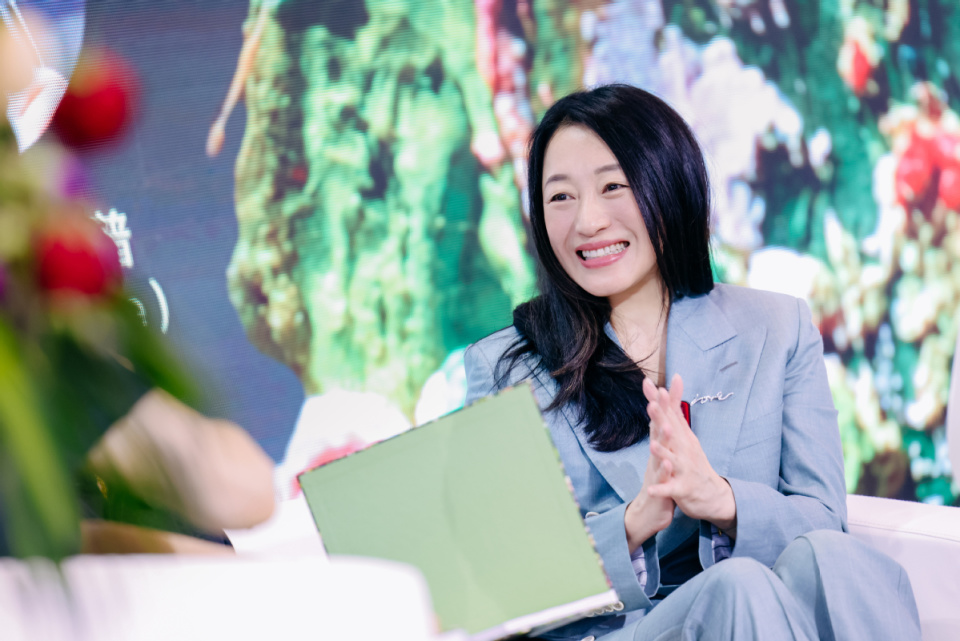 艾敬新书《全世界是绿色的》签约海外出版