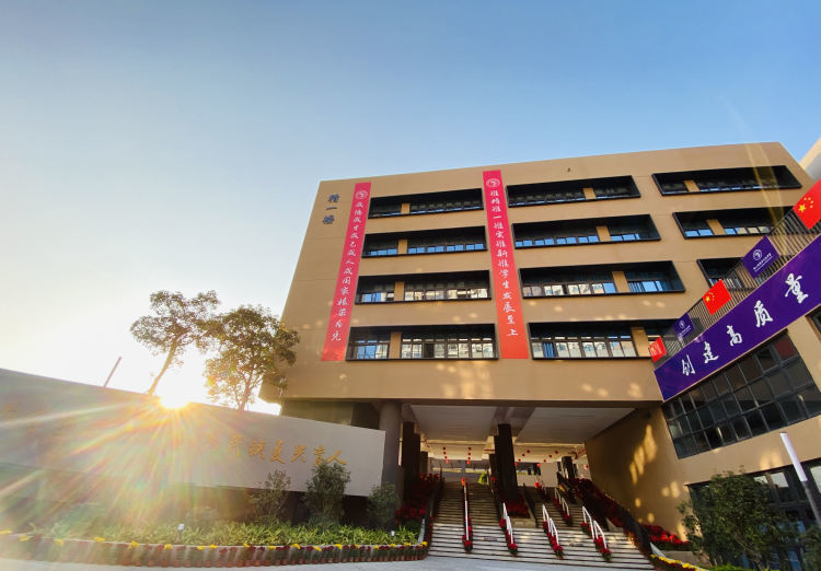 龙华高级中学:创校5年,一路狂飙_腾讯新闻