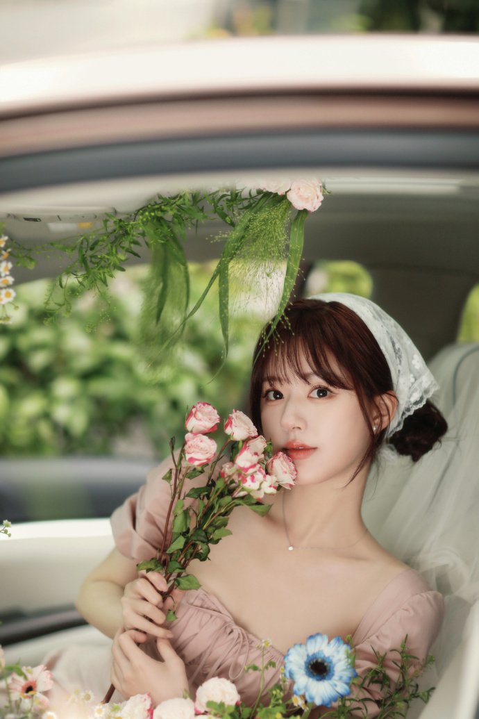 赵露思分享生活美照,肤白貌美少女感满满,与小狗互动超有爱