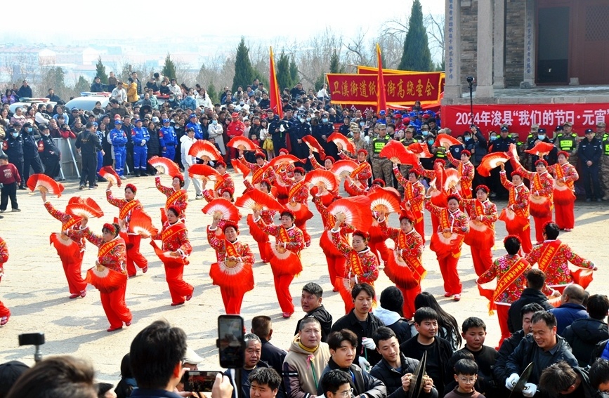 浚县正月古庙会现场.浚县文化广电和旅游局供图高跷飞蝶表演.