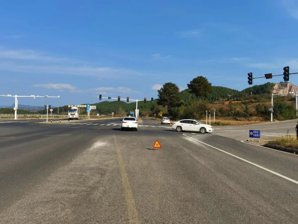 麻江县公安局交通警察大队接到报警称:在麻江县宣威镇佛山大道路段