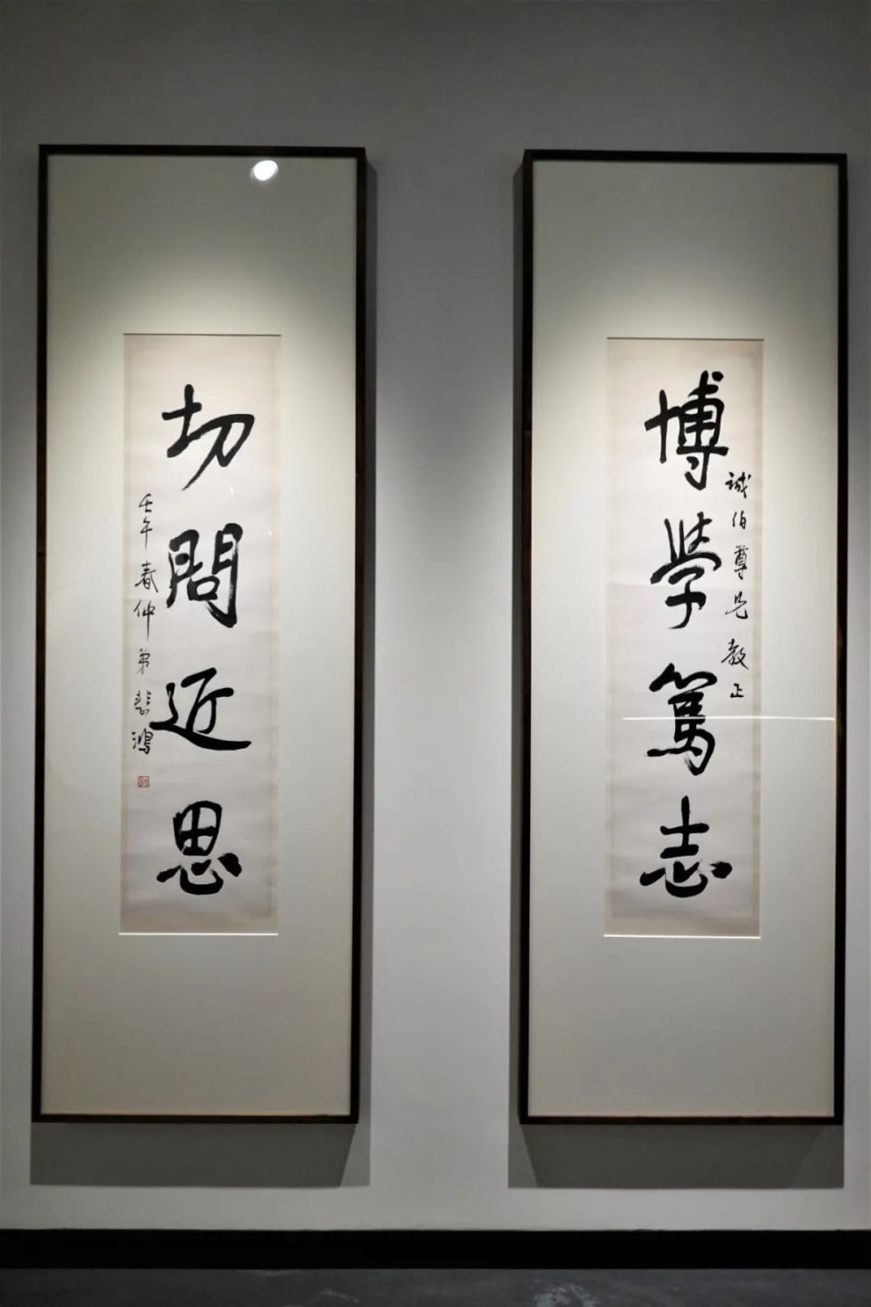 徐悲鸿《行书四言联》↑于右任  草书节录《兰亭序》左右滑动查看>>