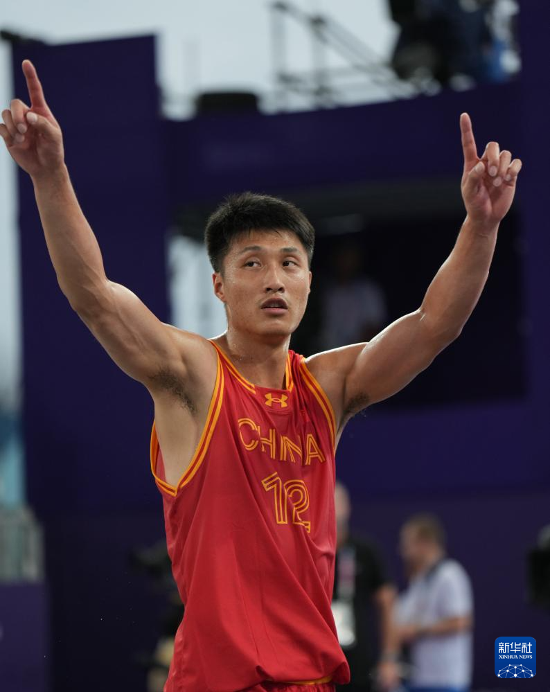   7月31日,中国队球员朱渊博在赛后向观众致意