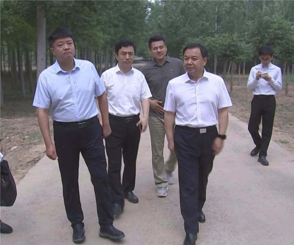 孙荣军开展巡林工作