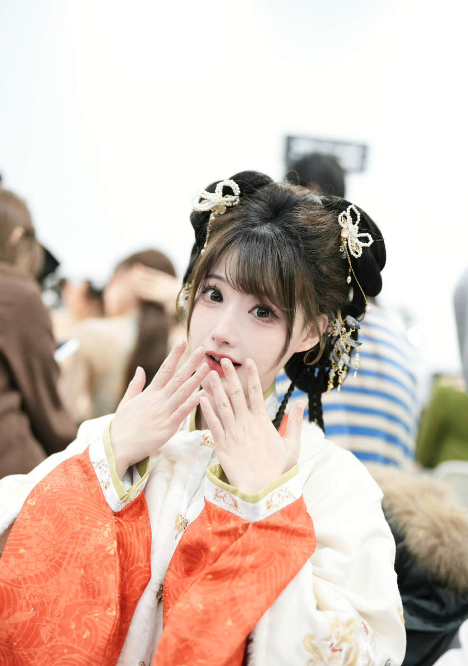 也正是因为她们的形象气质好,所以解说美女们也会经常cos王者荣耀里面