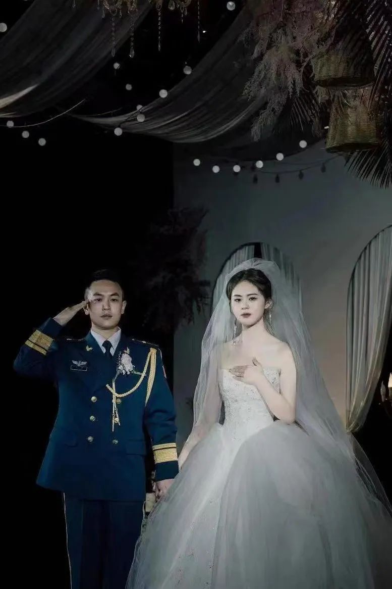 右手敬礼左手牵你甜蜜告白来袭