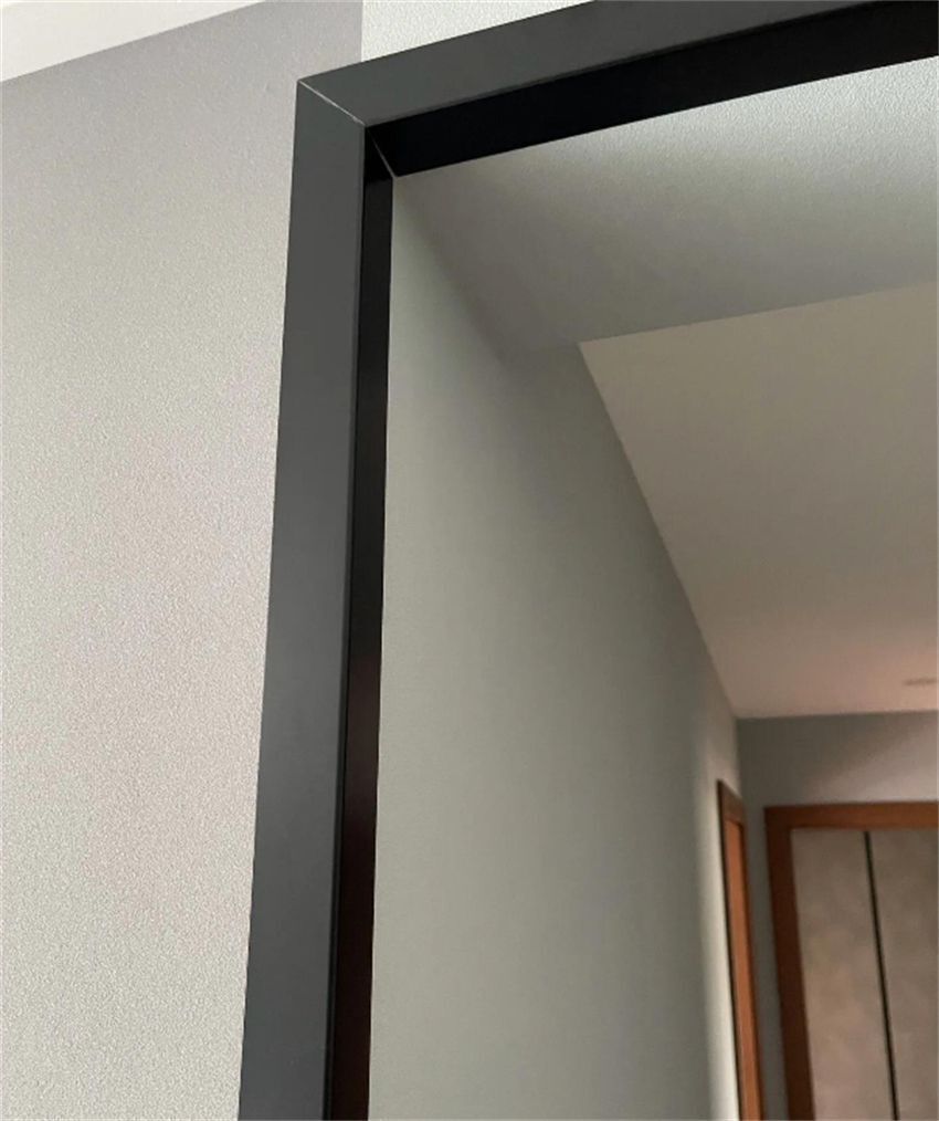 让工人用铝合金拼接做门套,一定要选整版一体成型的窄框铝合金垭口套