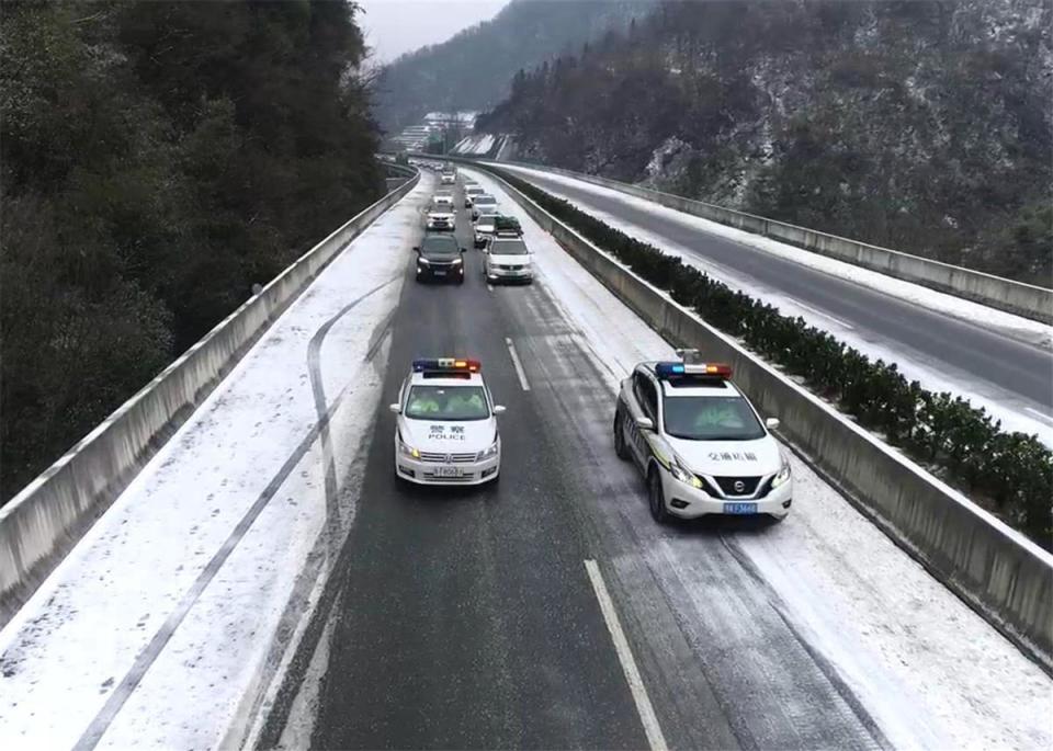 湖北襄阳保康交警压速带道护航群众平安出行